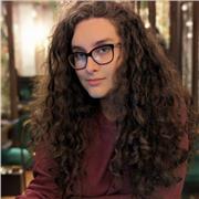 Studentessa con capacità comunicative in inglese livello B2/C1